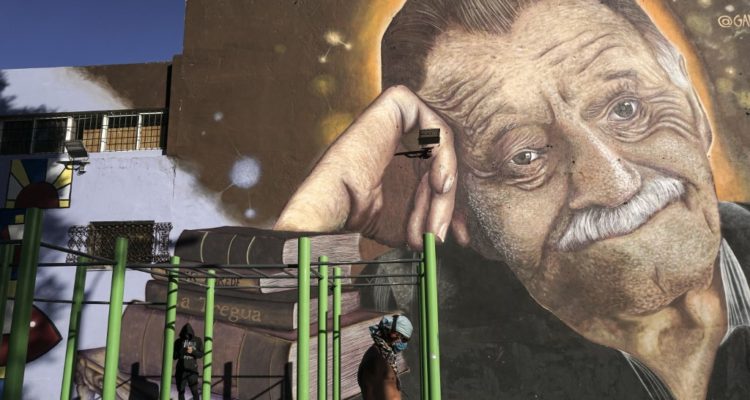 Mural de Mario Benedetti, del artista Jose Gallino, en la Plaza Zelmar Michellini | Eitan Abravamovich | AFP