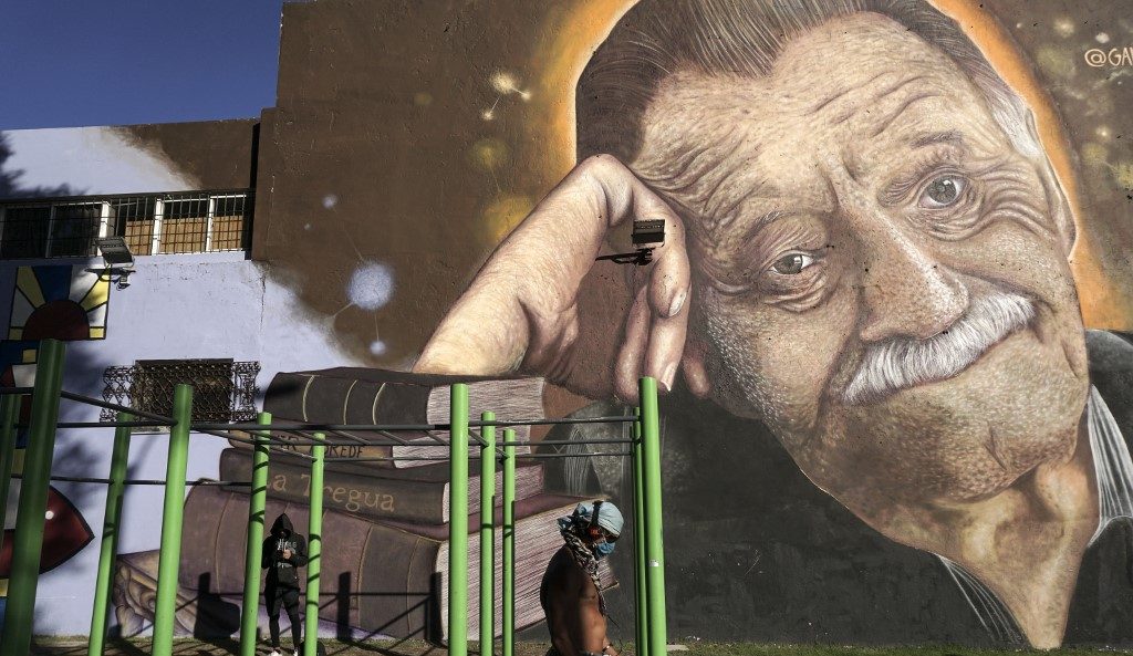 Mural de Mario Benedetti, del artista Jose Gallino, en la Plaza Zelmar Michellini | Eitan Abravamovich | AFP