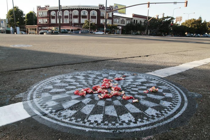 Mosaico callejero creado por Amber Nelson en honor a su novio asesinado