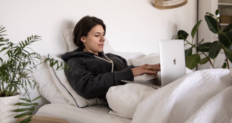Teletrabajo desde la cama: los efectos negativos para tu salud física y mental
