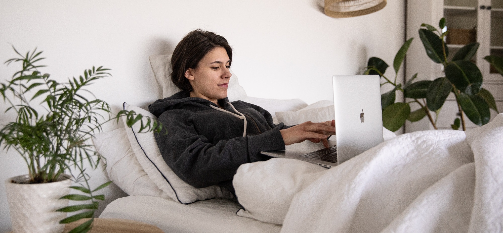Teletrabajo desde la cama: los efectos negativos para tu salud física y mental