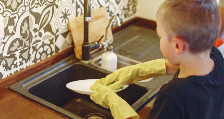 Los múltiples beneficios de incluir a los niños en las tareas domésticas: 6 consejos para los padres