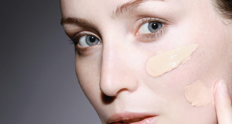 ¿Tu base de maquillaje se vuelve naranja durante el día? Las claves para que el producto no se oxide