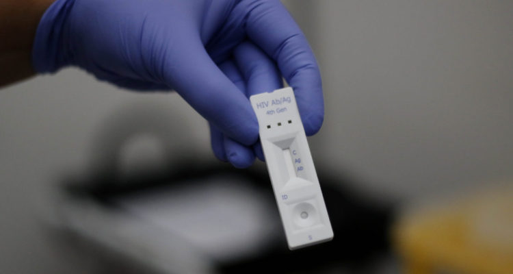 25 DE ABRIL DE 2018/SANTIAGO
El rector de la Universidad de Chile, Ennio Vivaldi, el director del Centro VIH del Hospital Clínico de la Universidad de Chile, Alejandro Afani, y el ministro de Salud, Emilio Santelices, dieron el vamos a la campaña para el diagnóstico precoz del VIH en la Casa de Bello.
FOTO: LEONARDO RUBILAR CHANDIA/AGENCIAUNO