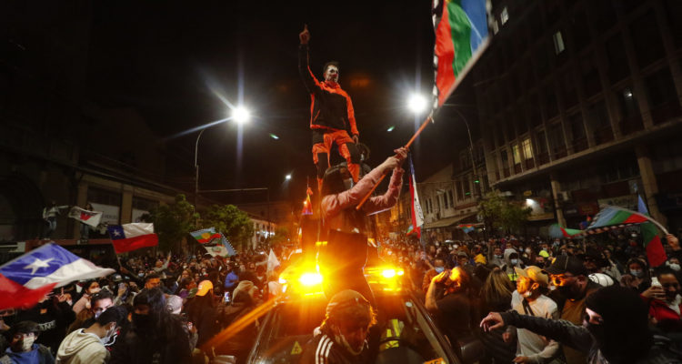 Festejos en Plaza de la Victoria, Valparaíso, tras el triunfo del Apruebo | Leonardo Rubilar | Agencia UNO