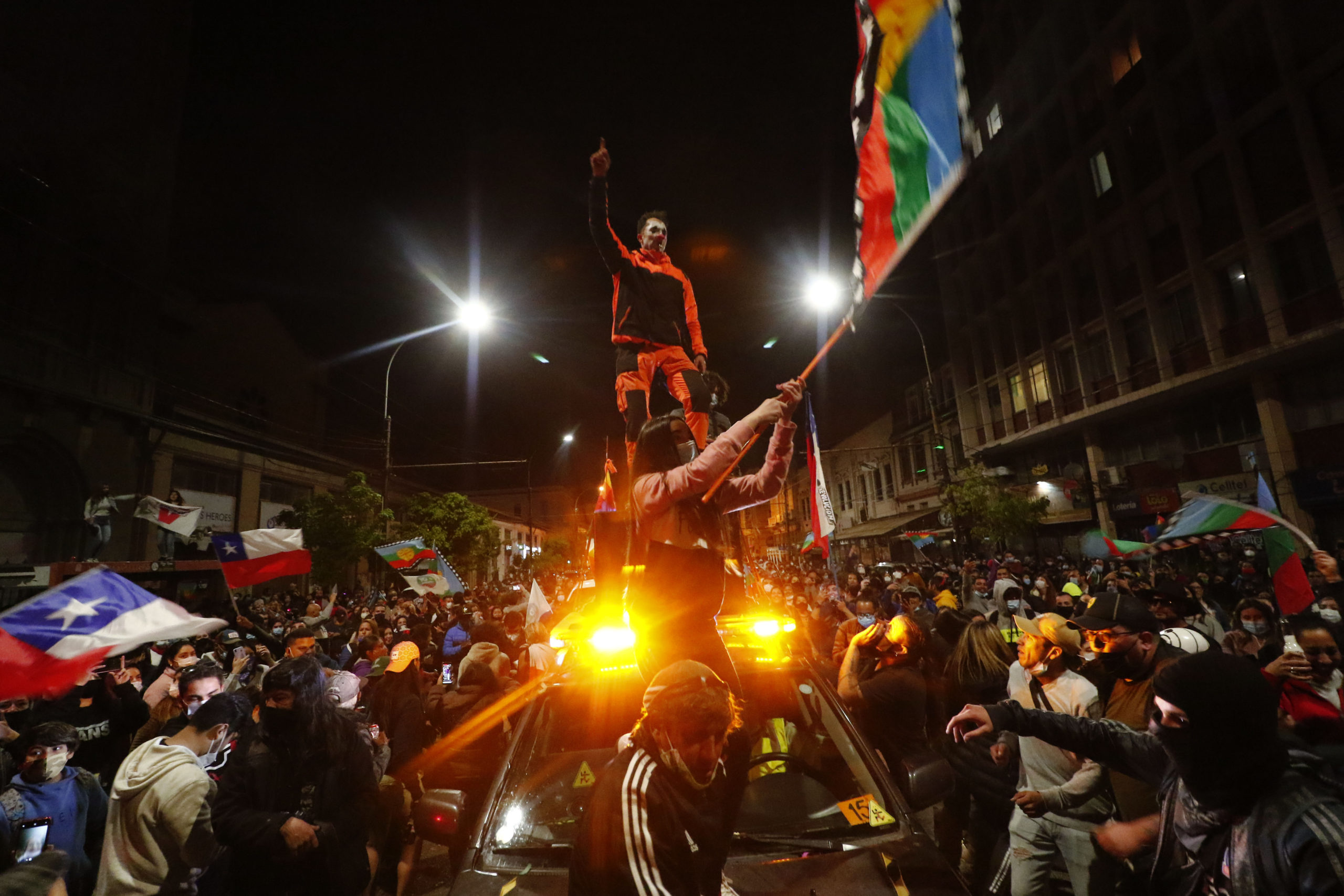 Festejos en Plaza de la Victoria, Valparaíso, tras el triunfo del Apruebo | Leonardo Rubilar | Agencia UNO