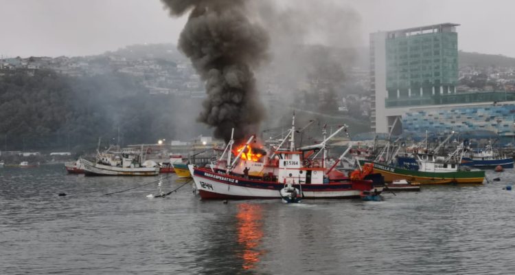 incendio-afecta-a-nave-pesquera-en-san-antonio-dos-remolcadores-y-dos-lanchas-combatieron-llamas-1-750x400.jpeg