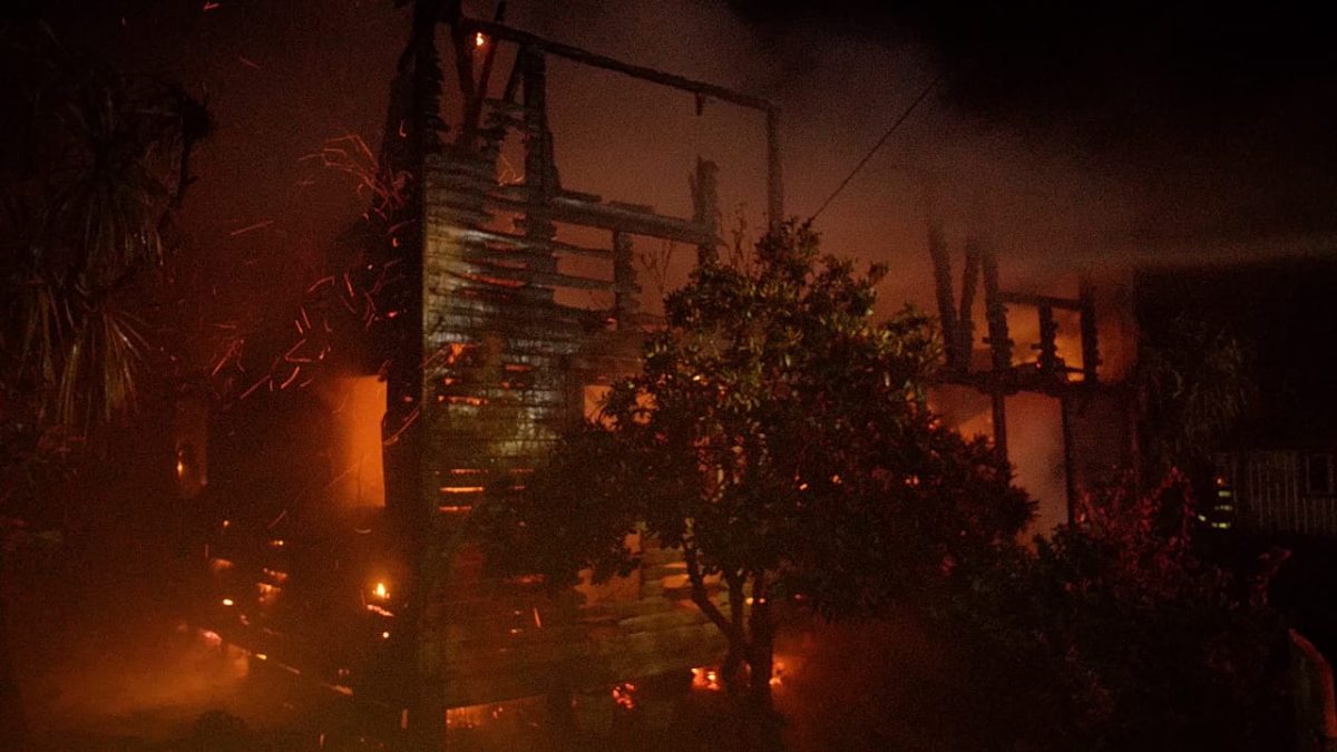 incendio-consume-casa-en-los-laureles-localidad-de-cunco-en-la-araucania-3-1200x675.jpeg