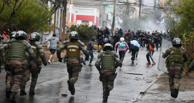 Carabineros repliega a manifestantes durante conmemoración del 18 de octubre en Antofagasta. Camilo Alfaro | Agencia UNO