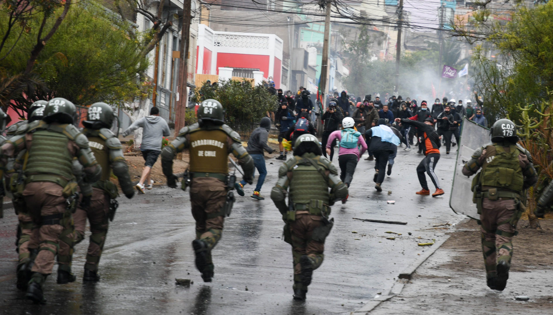 Carabineros repliega a manifestantes durante conmemoración del 18 de octubre en Antofagasta. Camilo Alfaro | Agencia UNO