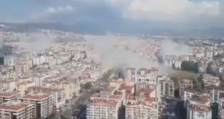 Captura de ciudad turca de Izmir durante derrumbes de edificios. 
