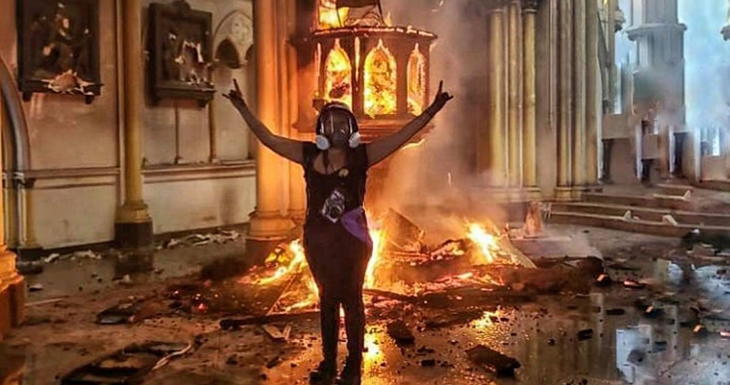 Joven publica foto celebrando incendio al interior de iglesia de Carabineros | Nacional | BioBioChile
