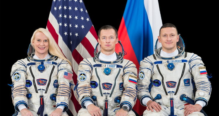 Cosmonautas rusos Serguéi Ryjikov y Serguéi Kud-Svershkov  y la astronauta estadounidense  Kathleen Rubins  