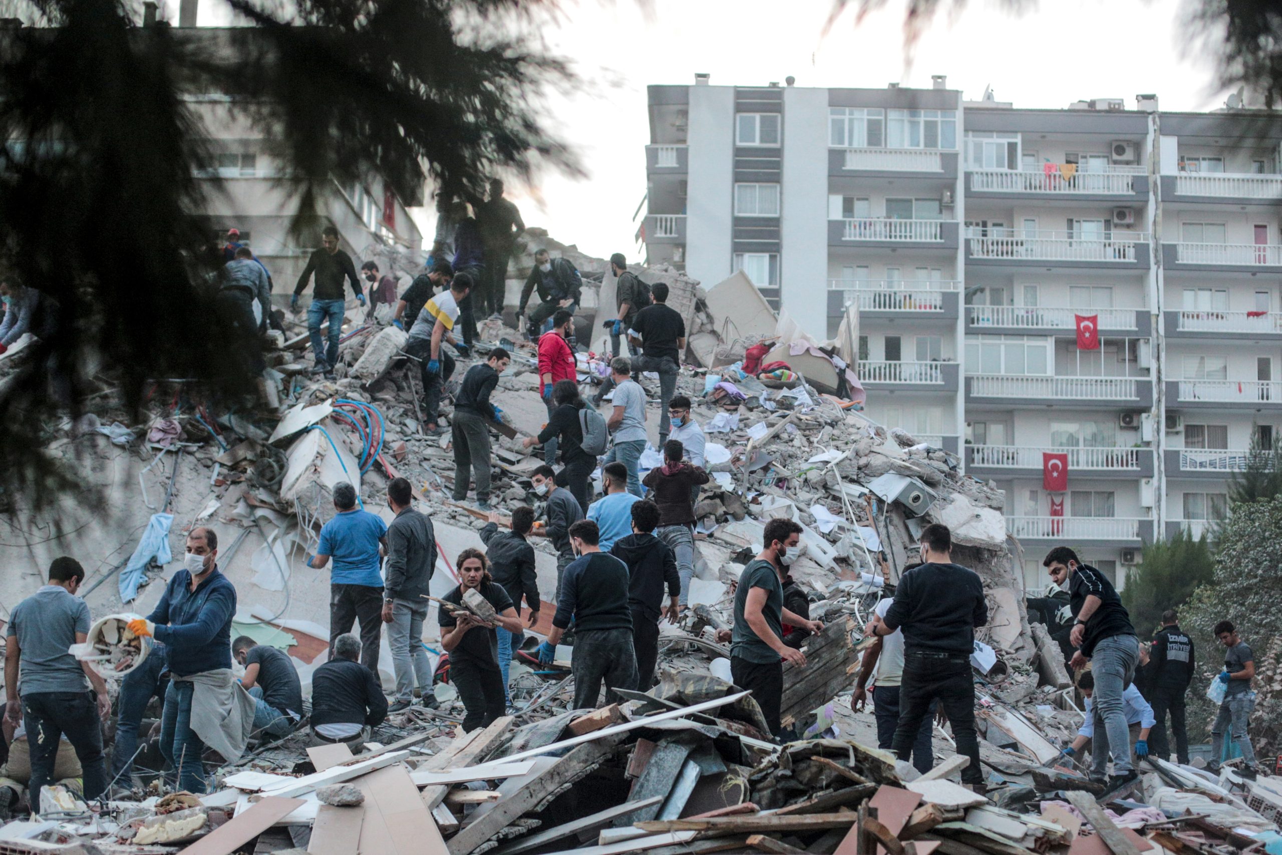 Al menos 4 muertos y 120 heridos en Turquía tras terremoto videos