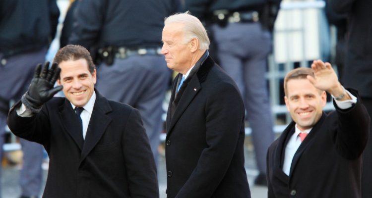 Hunter Biden (a la derecha) junto a su padre y hermano en 2009 | DAVID MCNEW | AFP