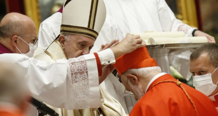 Celestino Aos Braco recibe la “birreta” de parte del papa Francisco | Fabio Frustaci | Agencia France-Presse