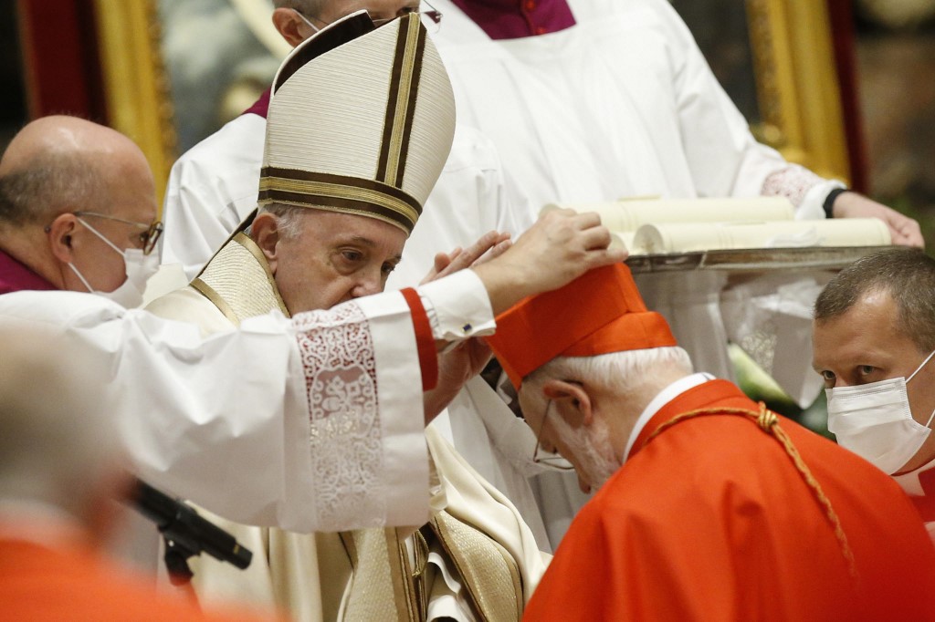 Celestino Aos Braco recibe la “birreta” de parte del papa Francisco | Fabio Frustaci | Agencia France-Presse