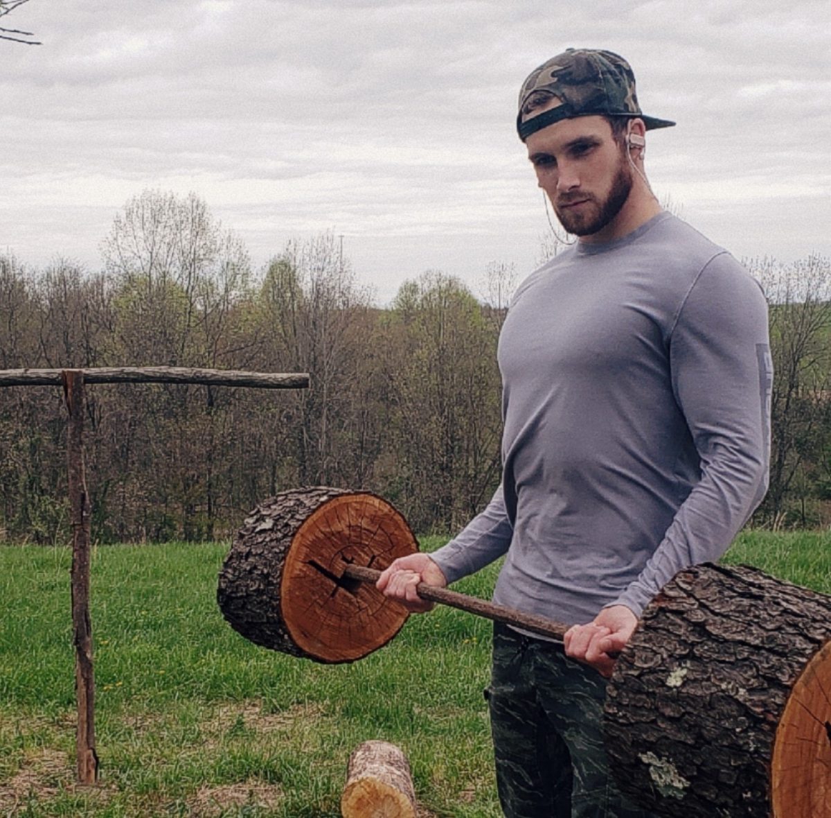 EEUU: Joven construyó gimnasio de madera en su casa para seguir