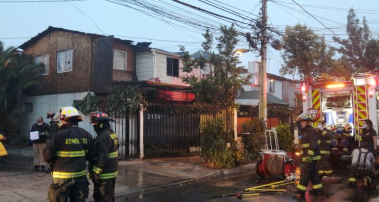 cinco-casas-destruidas-tras-incendio-en-maipu-una-persona-resulto-herida-750x400.jpeg