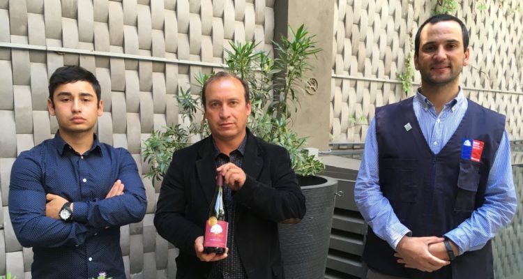 David Ramírez junto a su hijo y el jefe (s) de Mercados de Indap, Juan Cristóbal Coloma