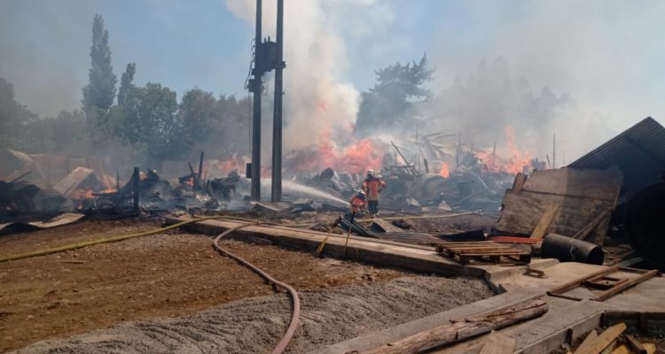 incendio-destruye-fabrica-de-puertas-y-ventanas-en-temuco--750x400.jpeg