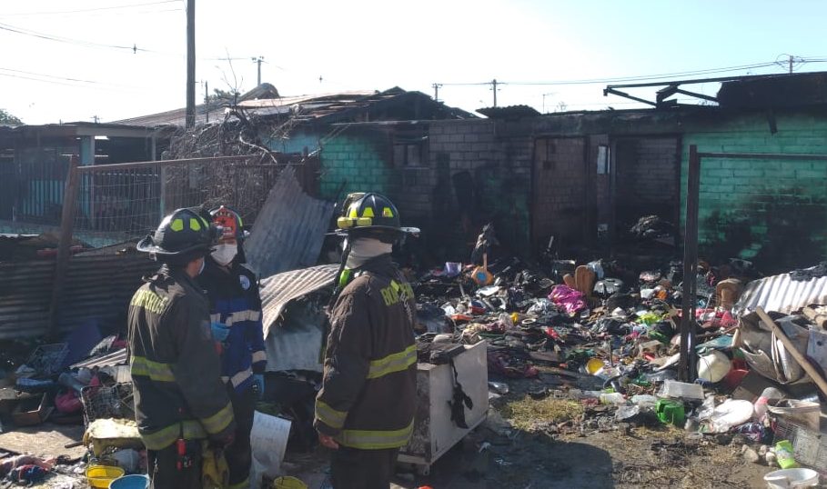 incendio-destruyo-dos-casas-en-la-granja-fuego-se-habria-iniciado-por-persona-con-mal-de-diogenes-e1604870323305.jpeg