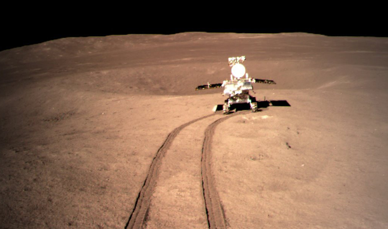 Rover Yutu-2 sobre la superficie lunar | CNSA
