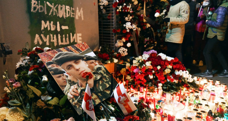 Bielorrusos llorando a Roman Bondarenko. | Stringer | AFP