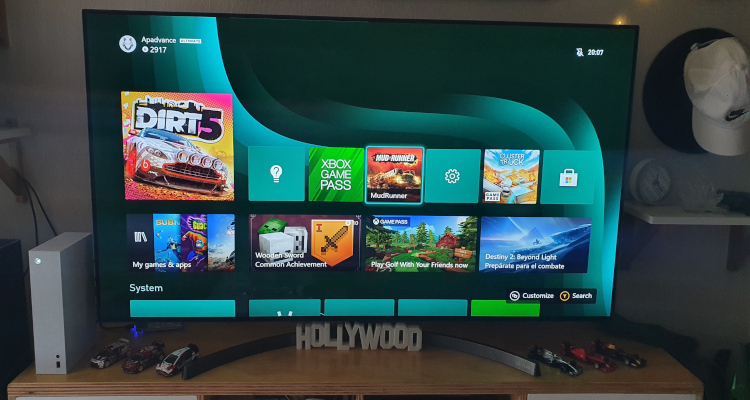 La Xbox Series S instalada y en su menú principal.
