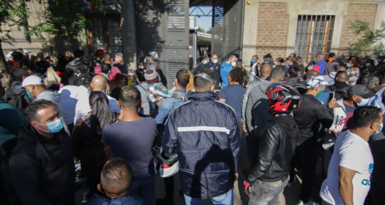 Cientos de extranjeros hacen fila en el Departamento de Extranjería para regularizar situación. | Francisco Castillo | Agencia UNO