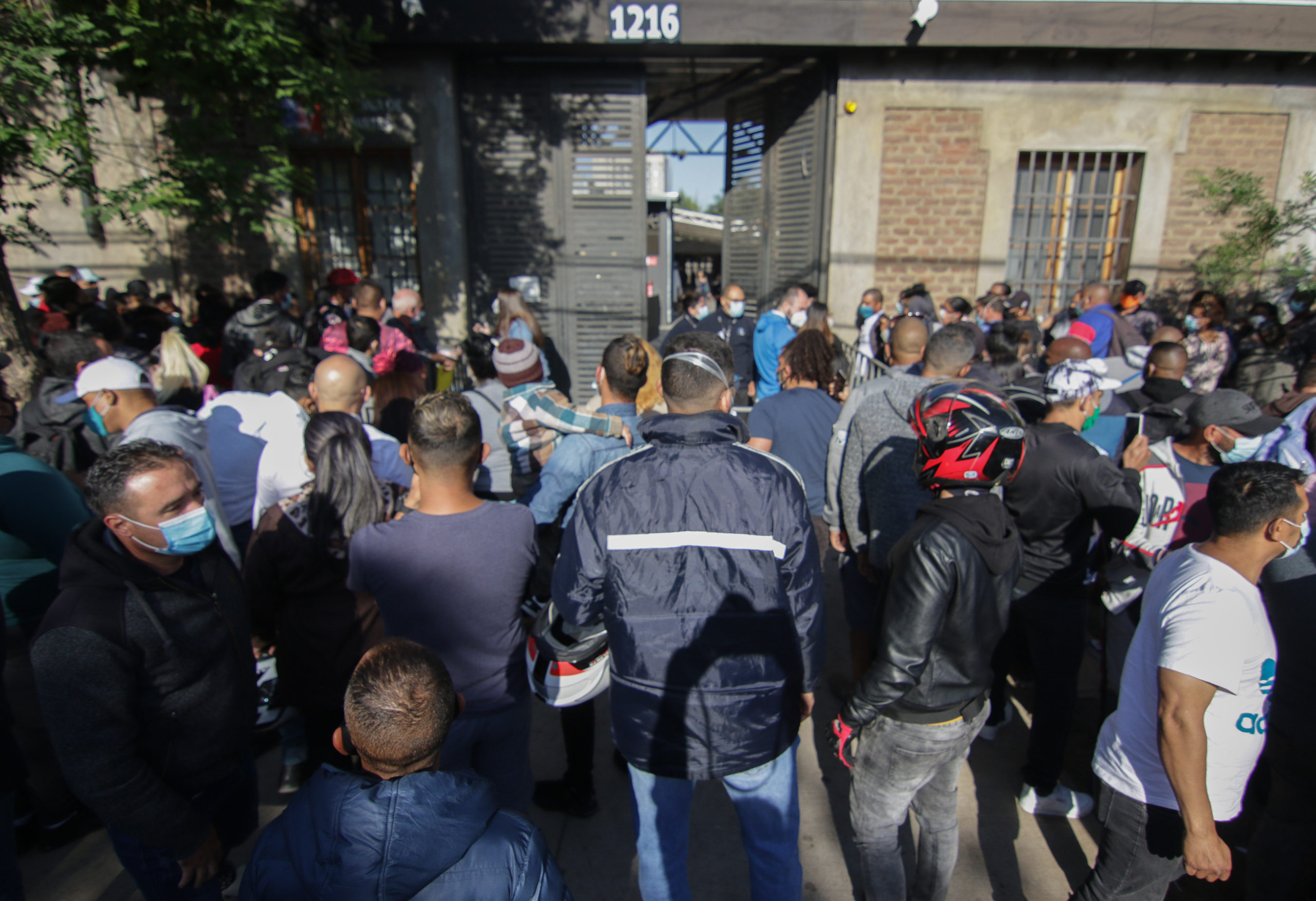 Cientos de extranjeros hacen fila en el Departamento de Extranjería para regularizar situación. | Francisco Castillo | Agencia UNO