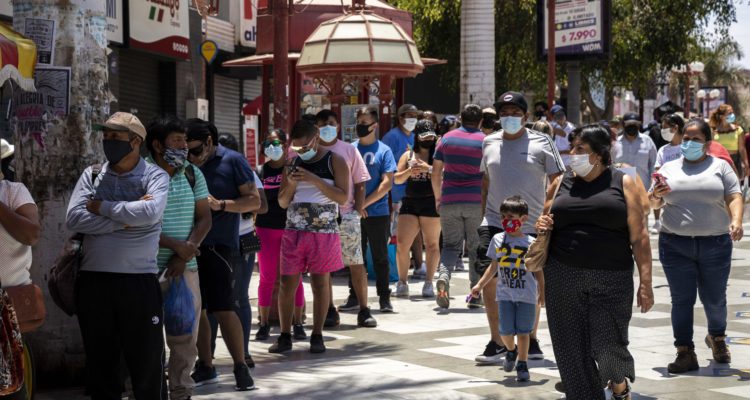 Personas realizan filas durante las compras que realizan para navidad en el centro de Arica | Agencia UNO