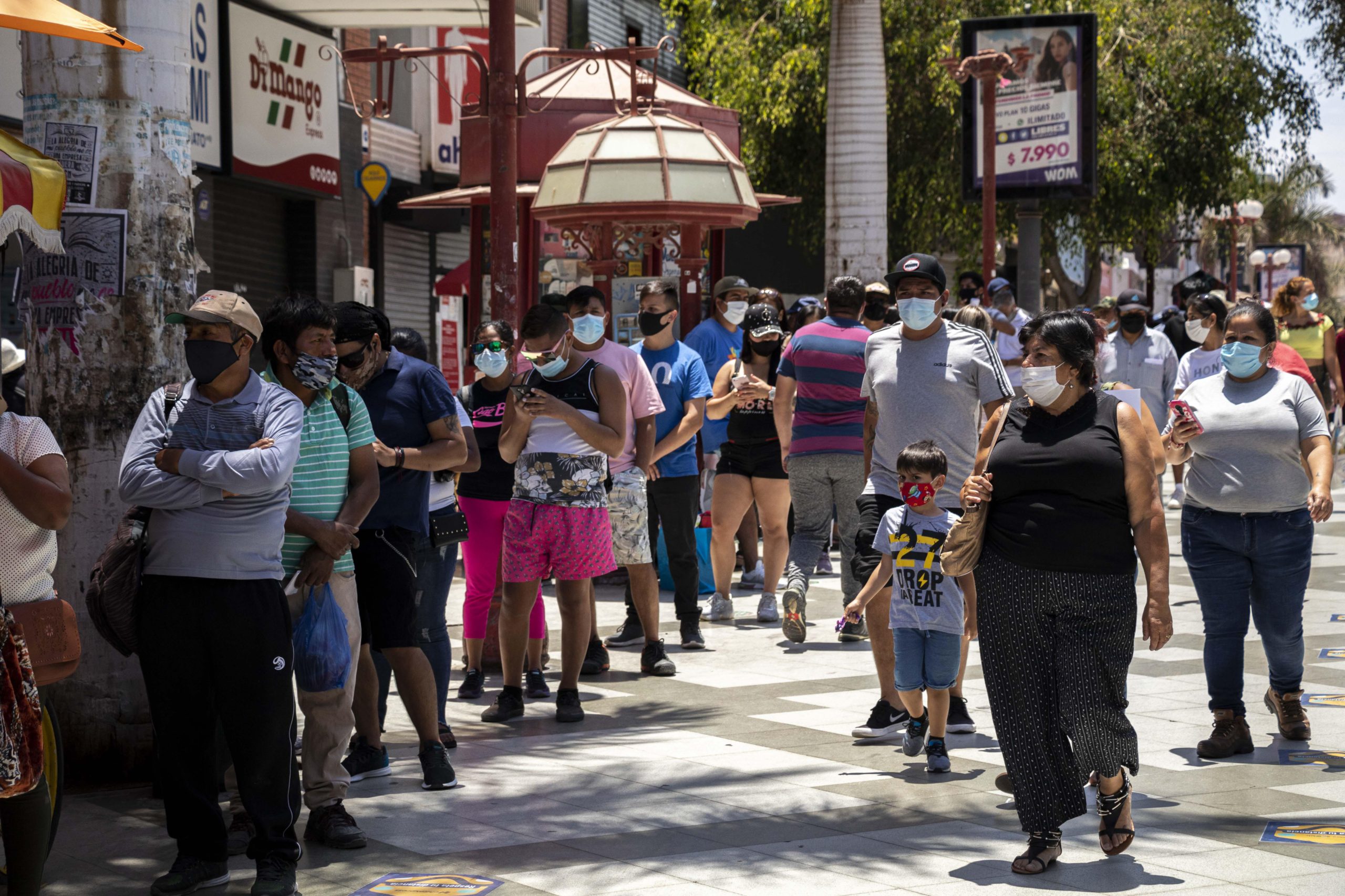 Personas realizan filas durante las compras que realizan para navidad en el centro de Arica | Agencia UNO