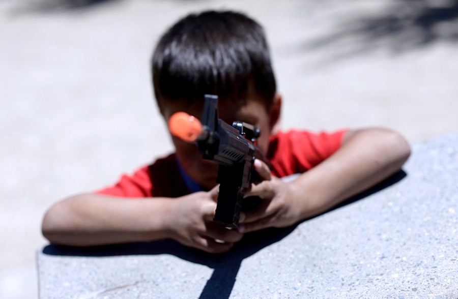 Aumentan lesiones oculares en niños por disparos de balines de plástico en  la capital, Opinión