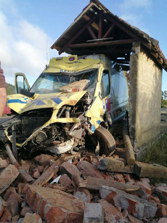 Ambulancia accidentada y atacada a piedrazos en Cañete