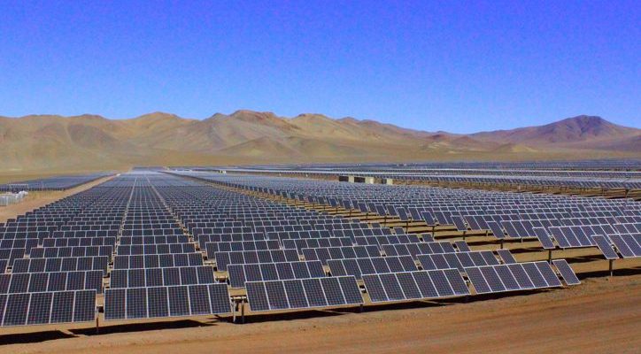 Paneles solares en el desierto de Atacama. Foto: Ministerio del Interior y Seguridad Pública