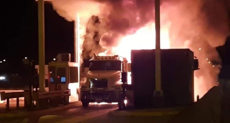 camion-con-carga-se-incendia-tras-choque-contra-caseta-de-peaje-a-la-salida-de-calbuco-750x400.jpg