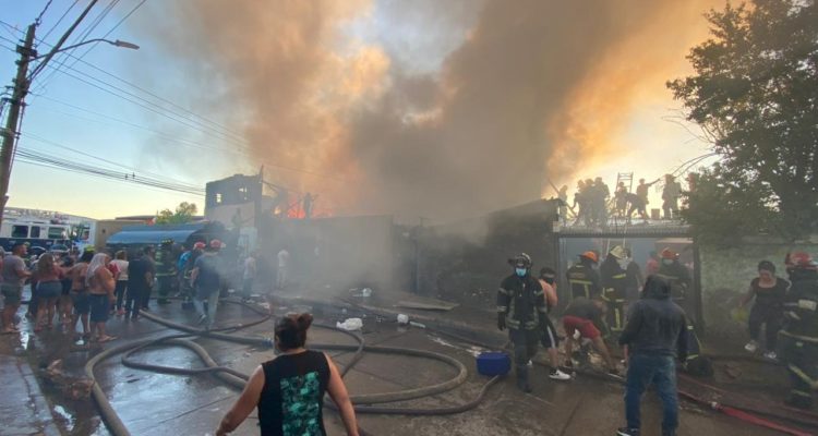 cinco-viviendas-destruidas-tras-incendio-en-estacion-central-750x400.jpg