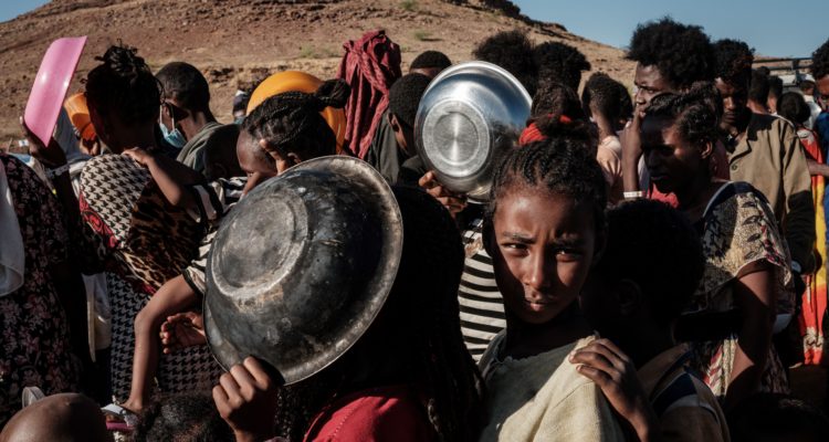 Niños etíopes esperan ayuda de Muslim Aid en un campo de refugiados al este de Sudan | Yasuyoshi Chiba | AFP