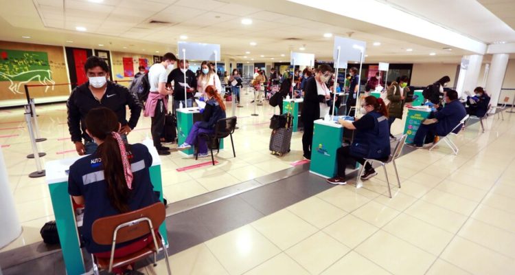 Control en el Aeropuerto de Santiago | José Francisco Zúñiga | Agencia UNO