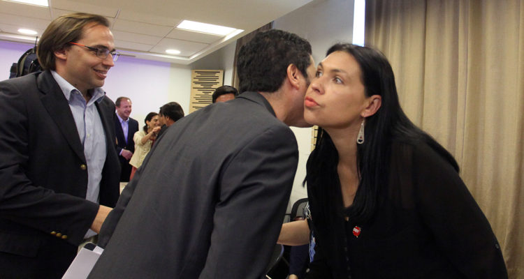 El ministro de Hacienda, Ignacio Briones, saluda a la presidenta de la CUT, Bárbara Figueroa. AIlen Díaz | Agencia UNO