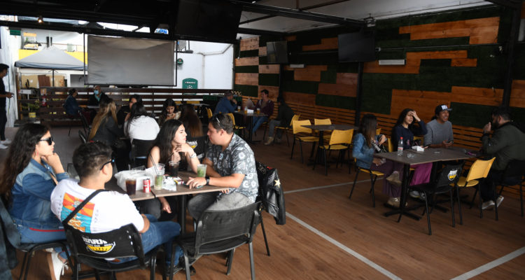 Terraza de Pub Maldita Barra en Antofagasta durante fase 3 del plan Paso a Paso del Gobierno debido al a pandemia COVID-19 que afecta al país | Agencia UNO | Camilo Alfaro