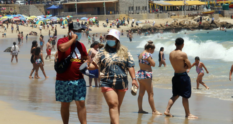 Turistas disfrutan de la playa Los Corsarios en la Comuna de El Quisco que se encuentra en Fase 3 | Agencia UNO, Paola Santíbañez