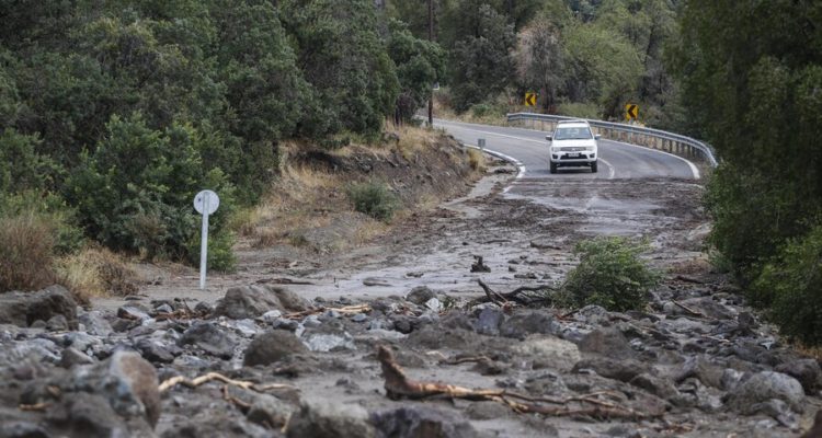 Camino cortado por un alud, en la ruta G-27 kilómetro 34, en el sector del San Jose de Maipo | Agencia UNO