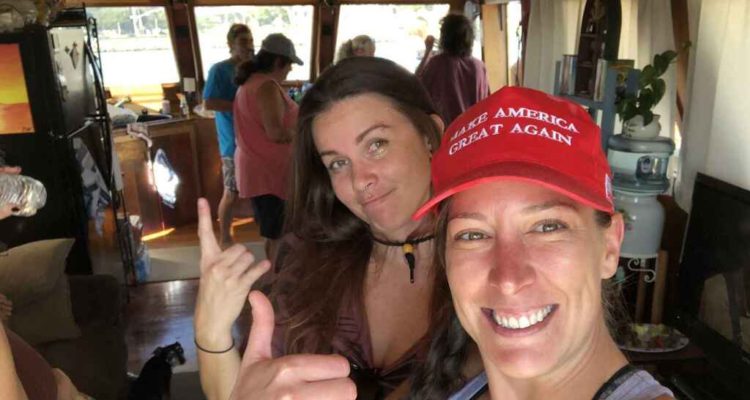 Ashli Babbitt (derecha) | Facebook