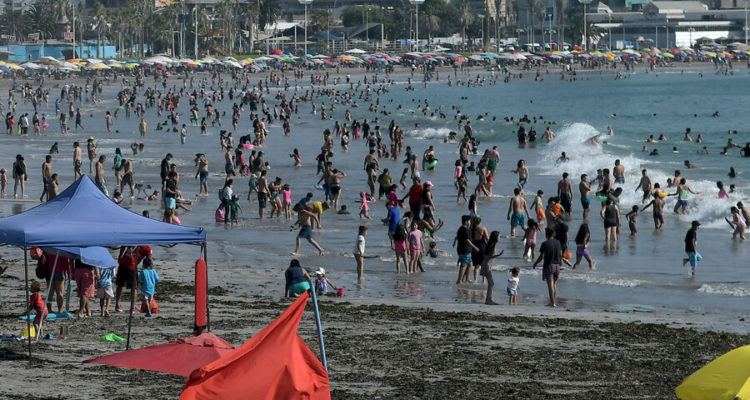 Playa de Iquique en último día antes de volver a cuarentena | Cristián Vivero | Agencia UNO