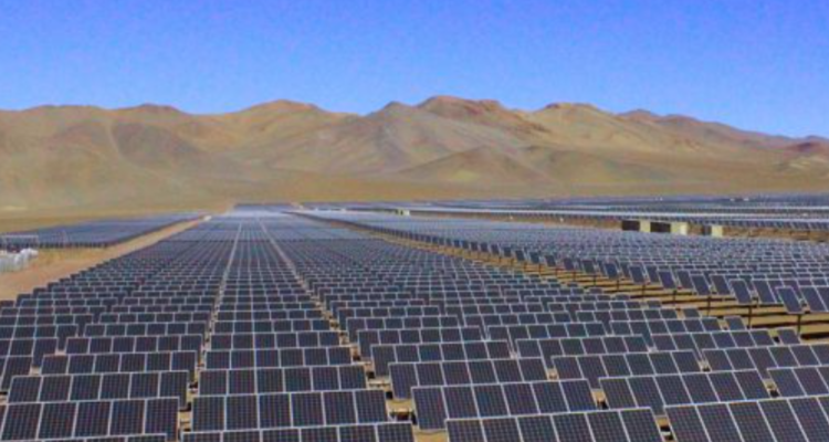 Paneles solares en el desierto de Atacama |  Ministerio del Interior y Seguridad Pública