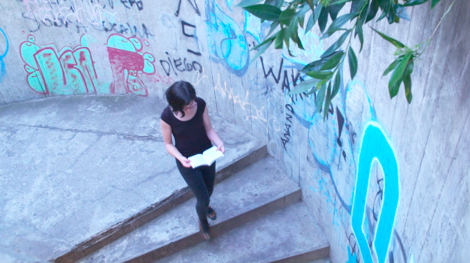 Formas de caminar con un libro en la mano