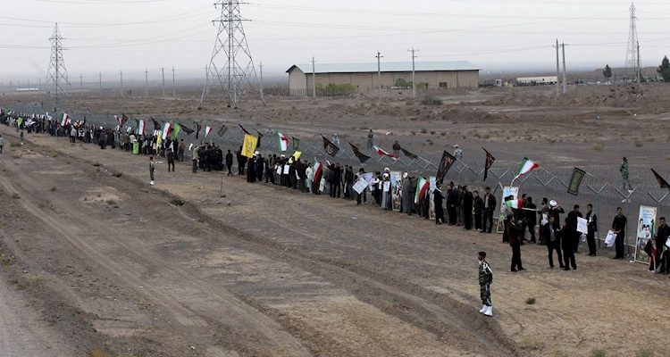 Cadena humana de estudiantes iraníes alrededor de las instalaciones de Fordo, en la ciudad de Qom, centro de Irán | EFE