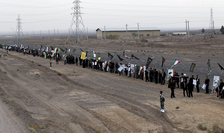 Cadena humana de estudiantes iraníes alrededor de las instalaciones de Fordo, en la ciudad de Qom, centro de Irán | EFE